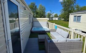 Rj Luxury Caravan Hire With Hot Tub