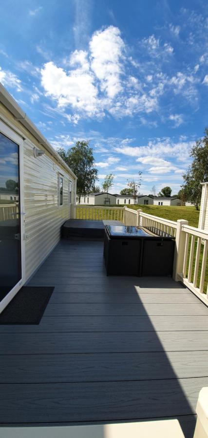 Rj Luxury Caravan Hire With Hot Tub Tattershall Exterior photo
