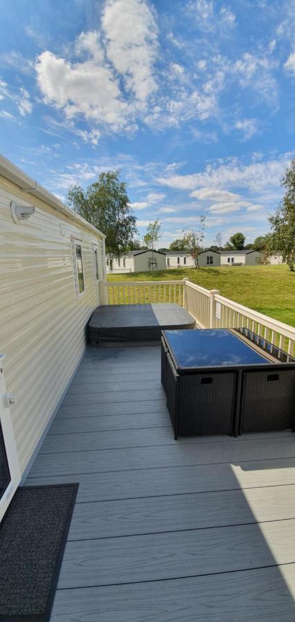 Rj Luxury Caravan Hire With Hot Tub Tattershall Exterior photo